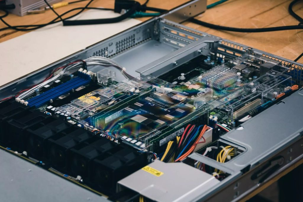 UltaHost hanya menggunakan komponen terbaru berkualitas tinggi di server mereka